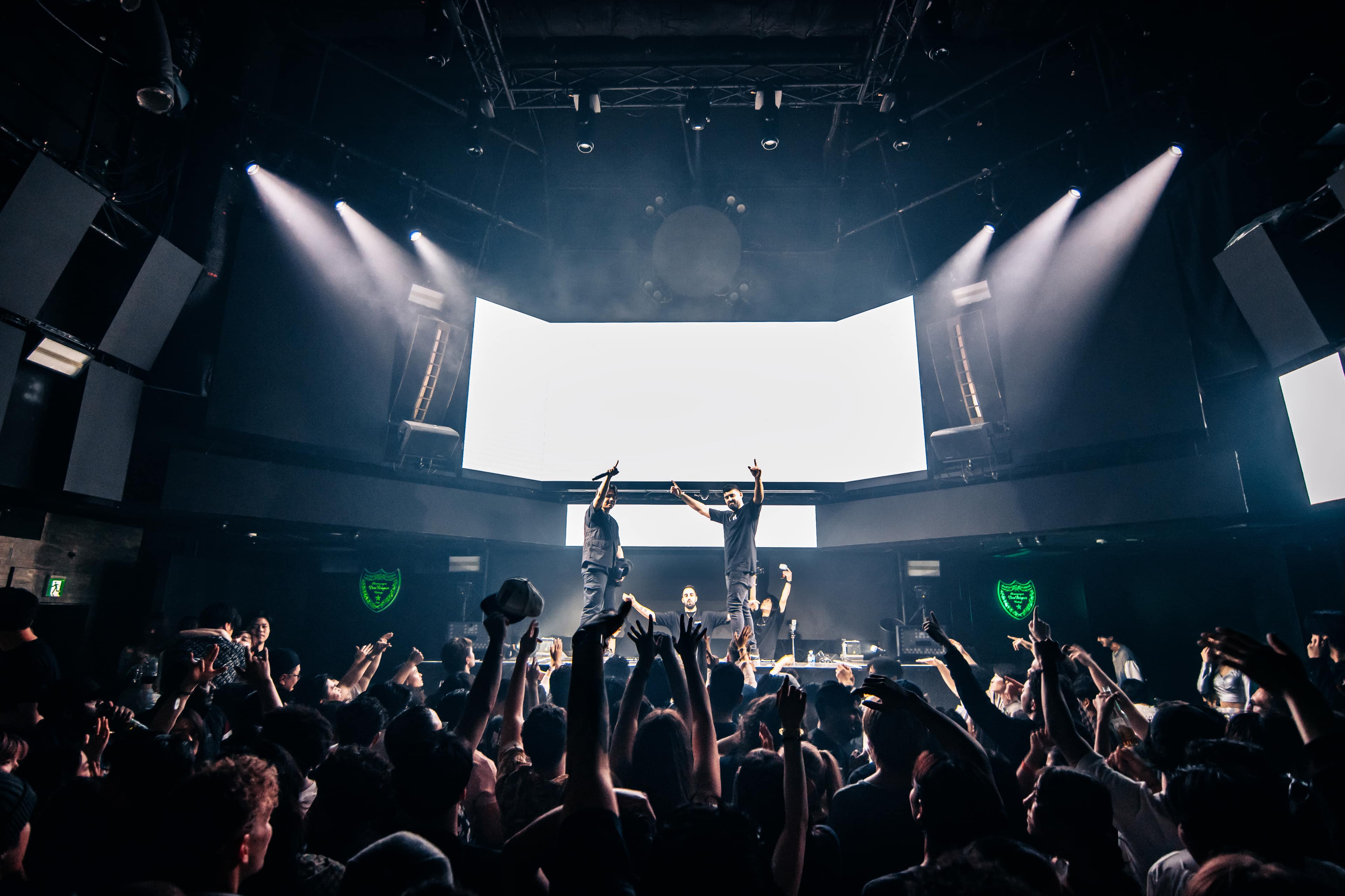 R-CHY - hands up